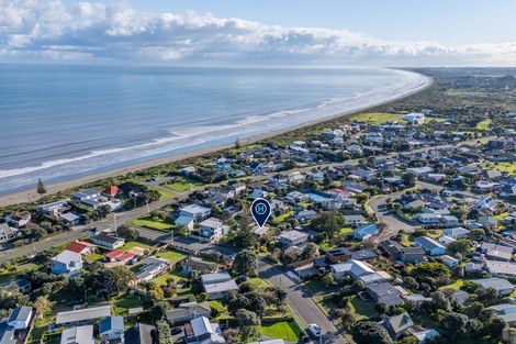 Photo of property in 70 William Street, Waikanae Beach, Waikanae, 5036