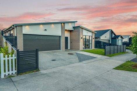 Photo of property in 3 Ropere Street, Kumeu, 0810