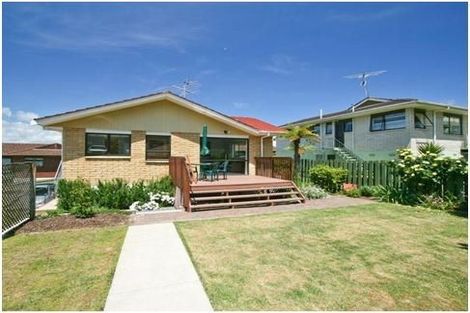 Photo of property in 4/50 Wellington Street, Howick, Auckland, 2014