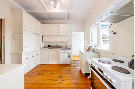 Photo of property in 14 Waiohua Road, Greenlane, Auckland, 1061