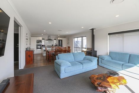 Photo of property in 122 Pohutukawa Place, Waiwhakaiho, New Plymouth, 4312