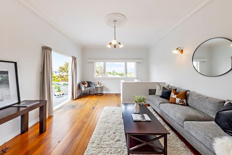 Photo of property in 14 Waiohua Road, Greenlane, Auckland, 1061