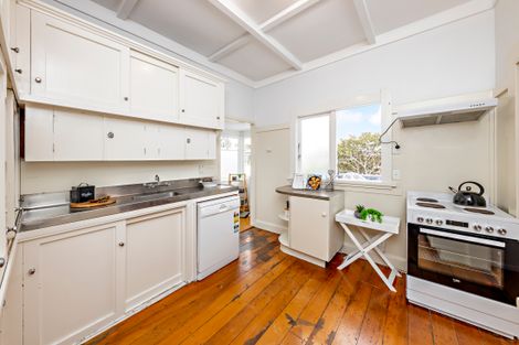 Photo of property in 14 Waiohua Road, Greenlane, Auckland, 1061