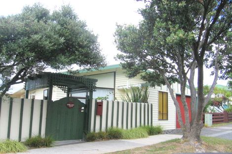 Photo of property in 62 Akaroa Drive, Maupuia, Wellington, 6022