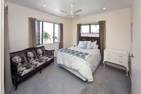 Photo of property in 82 Buscomb Avenue, Henderson, Auckland, 0610