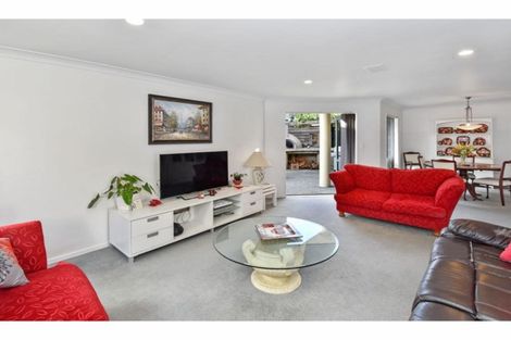 Photo of property in 2/11 The Rosebowl, Sunnyhills, Auckland, 2010