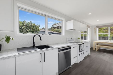 Photo of property in 2 Bromley Place, Westown, New Plymouth, 4310