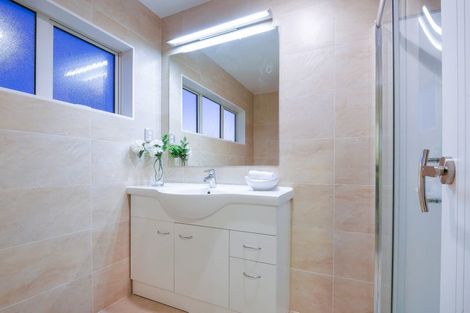 Photo of property in 10a Greenslade Crescent, Northcote, Auckland, 0627