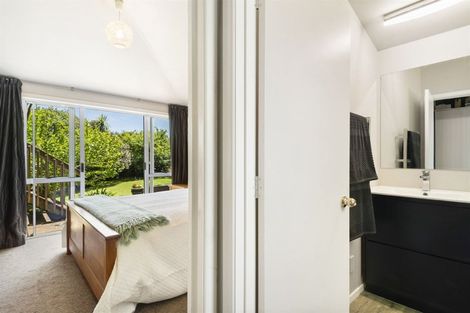 Photo of property in 2 Phillip Parade, Forrest Hill, Auckland, 0620