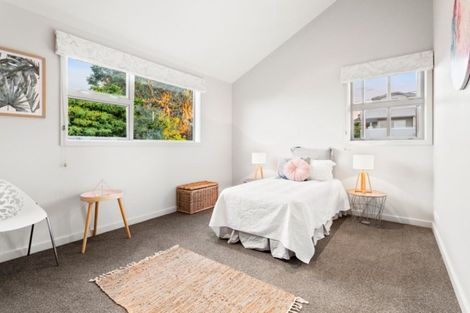 Photo of property in 8 Garadice Road, Rothesay Bay, Auckland, 0630