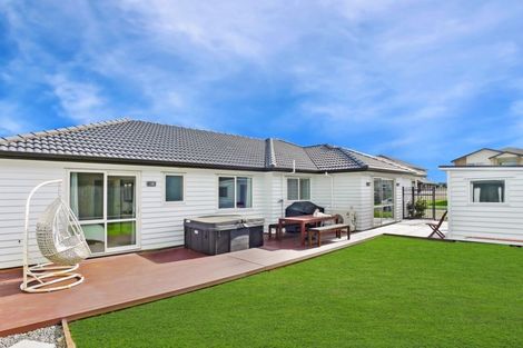 Photo of property in 4 Iwinuku Crescent, Wattle Downs, Auckland, 2103