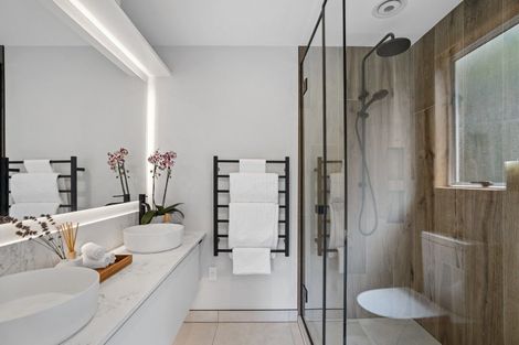 Photo of property in 2 Evergreen Place, Sunshine Bay, Queenstown, 9300