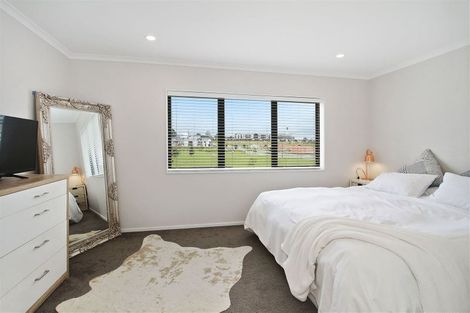 Photo of property in 8b Lumbarda Drive, Kumeu, 0810