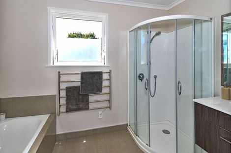 Photo of property in 2 Cheam Place, Pakuranga Heights, Auckland, 2010