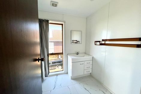 Photo of property in 1/4 Lydford Place, Glendene, Auckland, 0602