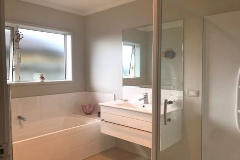 Photo of property in 6 Kowi Lakes Drive, One Tree Point, 0118