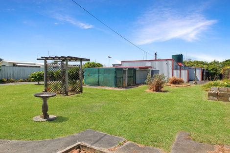 Photo of property in 7 Beach Street, Tangimoana, 4822
