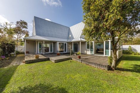 Photo of property in 27 Springdale Grove, Fitzherbert, Palmerston North, 4410