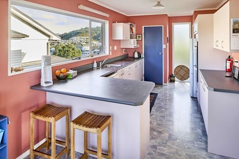 Photo of property in 105 Kahu Road, Paremata, Porirua, 5024