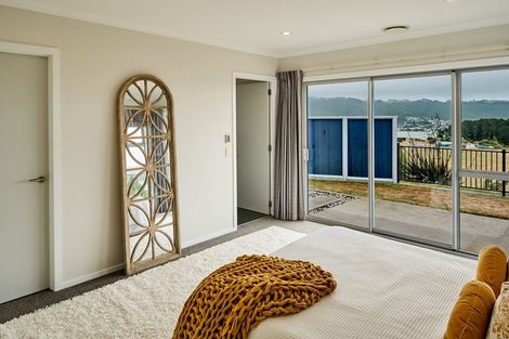 Photo of property in 2 Hauroko Glen, Aotea, Porirua, 5024