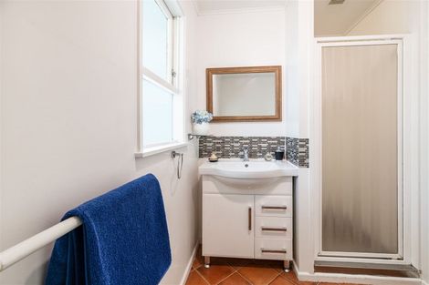 Photo of property in 2 Ashbourne Place, Glendene, Auckland, 0602