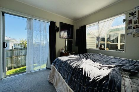 Photo of property in 18a Sylvan Crescent, Te Atatu South, Auckland, 0610