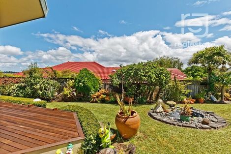 Photo of property in 25 Taroka Close, Pinehill, Auckland, 0632
