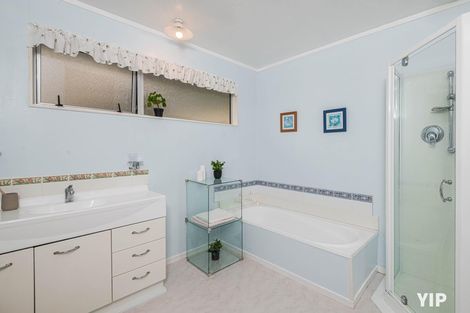 Photo of property in 18 Colchester Crescent, Newlands, Wellington, 6037