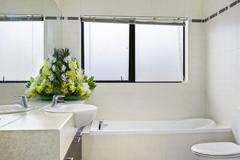 Photo of property in 1 Seresin Crescent, Flat Bush, Auckland, 2016