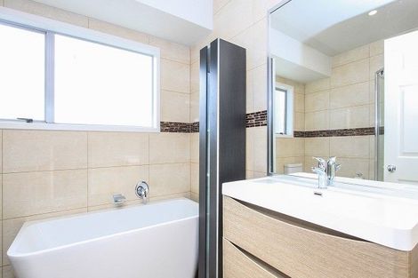 Photo of property in 2/29 Eastern Beach Road, Eastern Beach, Auckland, 2012