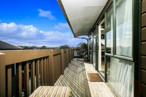 Photo of property in 10/76 Target Road, Totara Vale, Auckland, 0629