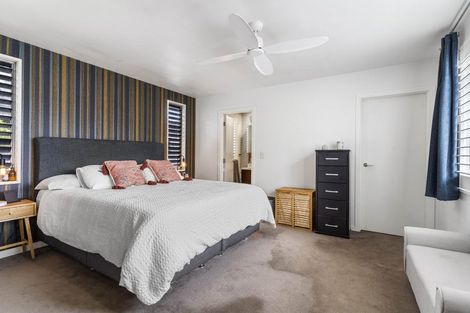 Photo of property in 11a Wernham Place, Northcote, Auckland, 0626