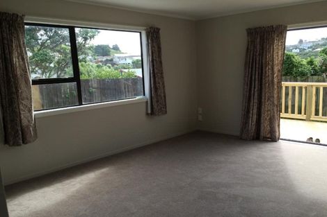 Photo of property in 33a Sunhaven Drive, Newlands, Wellington, 6037