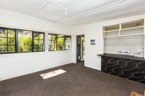 Photo of property in 126 Pinehaven Road, Pinehaven, Upper Hutt, 5019