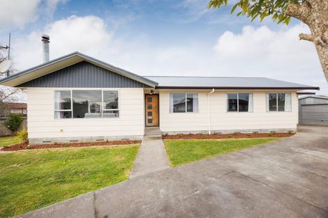 Photo of property in 18 Cumberland Place, Kelvin Grove, Palmerston North, 4414