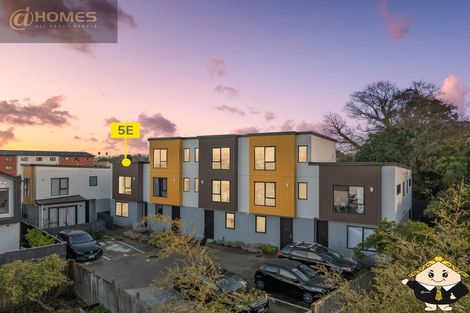 Photo of property in 5e Beach Road, Te Atatu Peninsula, 0610