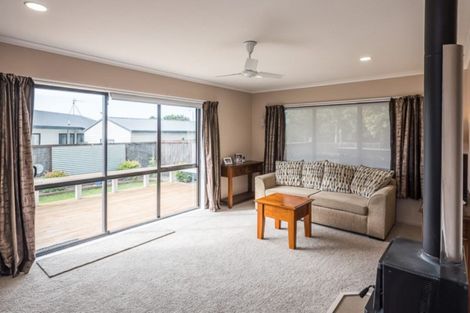 Photo of property in 92 Queens Road, Waikanae Beach, Waikanae, 5036