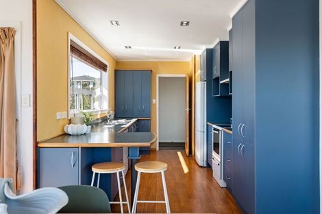 Photo of property in 32 Brooker Grove, Newlands, Wellington, 6037