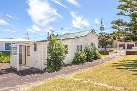Photo of property in 21 Hood Street, Castlecliff, Whanganui, 4501