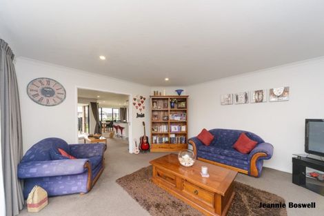Photo of property in 35 Chestnut Close, Kelvin Grove, Palmerston North, 4414