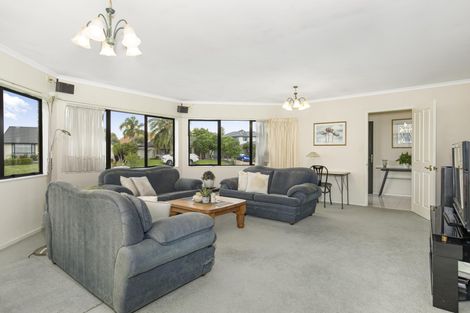 Photo of property in 70 Lothian Brae, Wattle Downs, Auckland, 2103