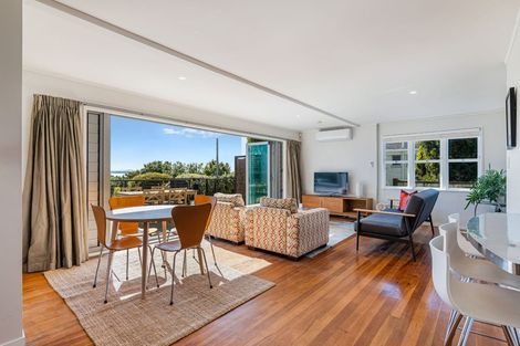 Photo of property in 93 Wade River Road, Stanmore Bay, Whangaparaoa, 0932