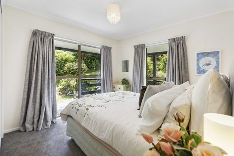 Photo of property in 6 Sasanqua Way, Crofton Downs, Wellington, 6035