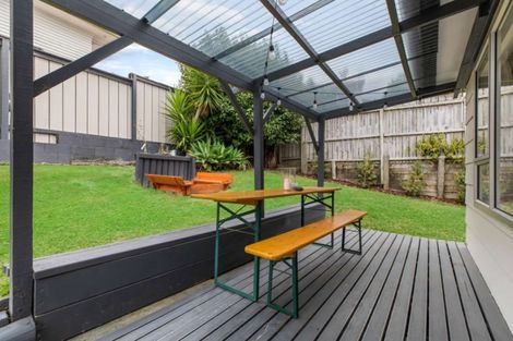 Photo of property in 2/11 Longreach Drive, Sunnyvale, Auckland, 0612