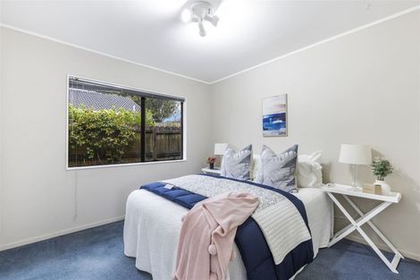 Photo of property in 14 West Fairway, Golflands, Auckland, 2013