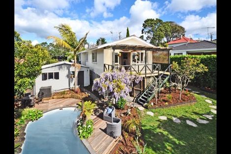 Photo of property in 2/51 Ocean View Road, Hillcrest, Auckland, 0627