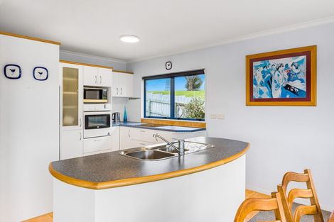 Photo of property in 1b Triangle Road, Massey, Auckland, 0614