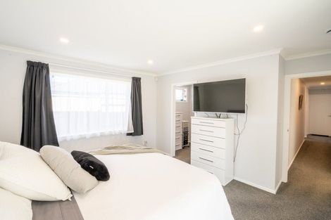 Photo of property in 96 Johnstone Drive, Fitzherbert, Palmerston North, 4410