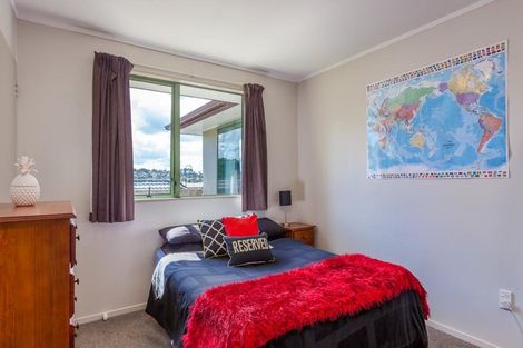 Photo of property in 43 Hewlett Road, Massey, Auckland, 0614