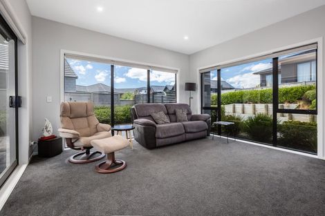 Photo of property in 55 Queen Charlotte Drive, Aotea, Porirua, 5024